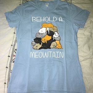Women’s cat shirt.